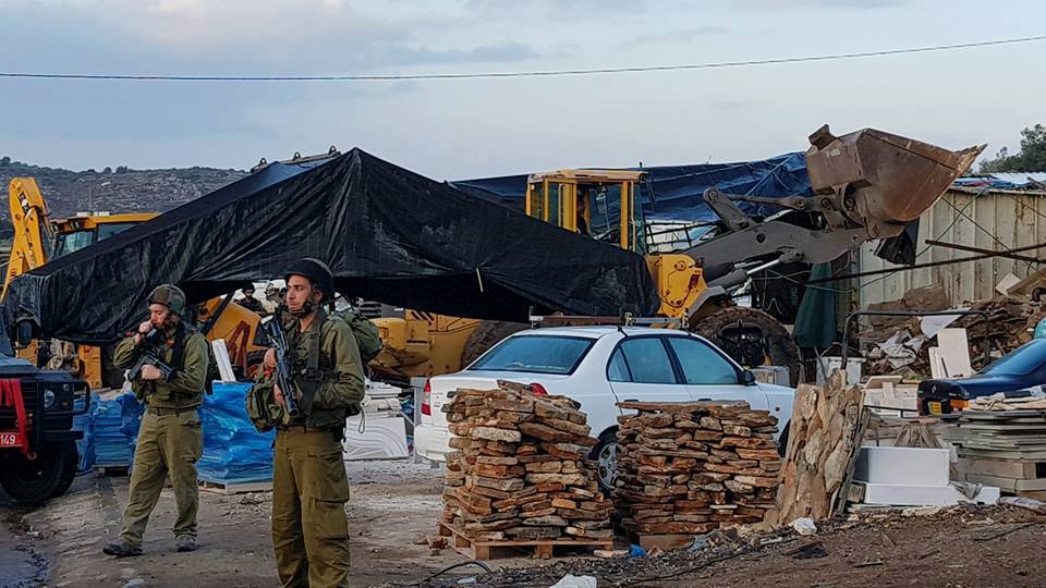 الاحتلال الإسرائيلي يهدم منشآت تجارية شمالي القدس