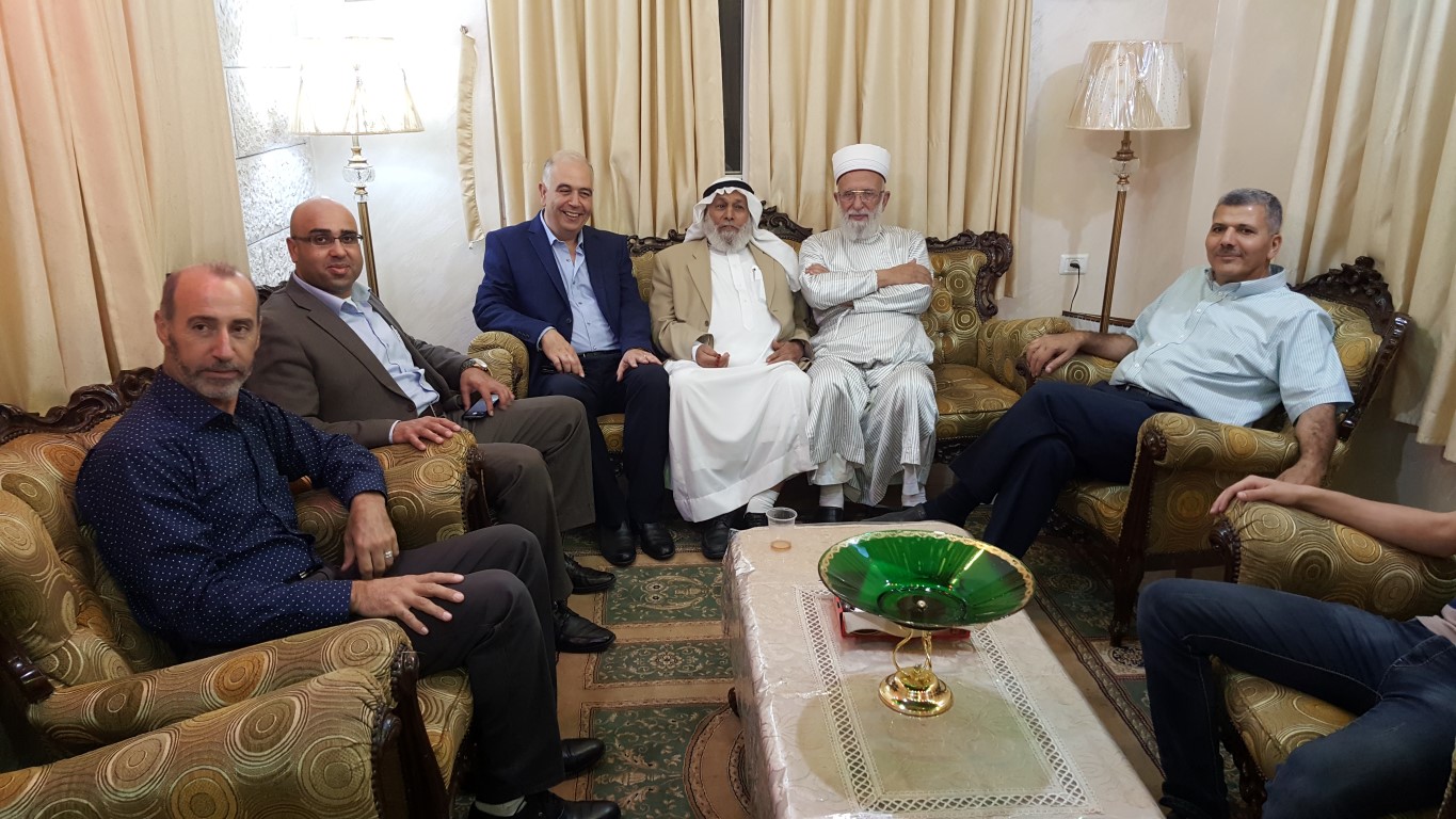 شخصيات إسلامية تزور الطائفة السامرية بنابلس مهنئة بـعيد العرش