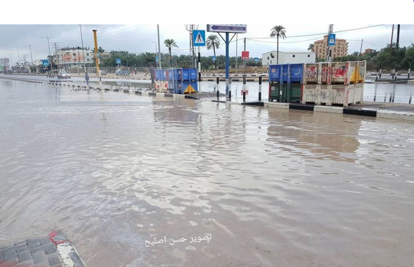 لهذا السبب غرقت أجزاء من شارع صلاح الدين بغزة