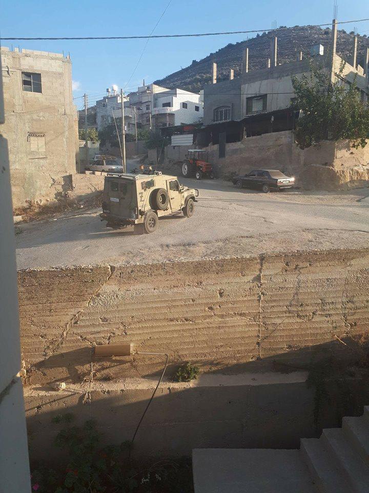 الاحتلال يعتقل 5 شبان في نابلس ويحتجز آخرين على حاجز زعترة