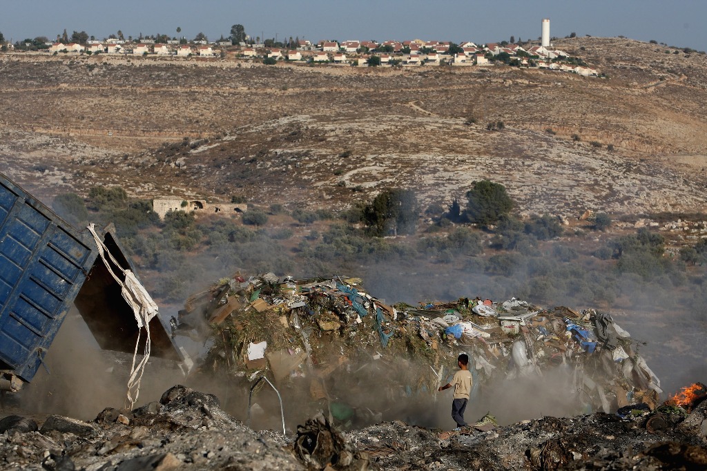 مخطط إسرائيلي لإقامة مكب نفايات ضخم قرب الخان الأحمر