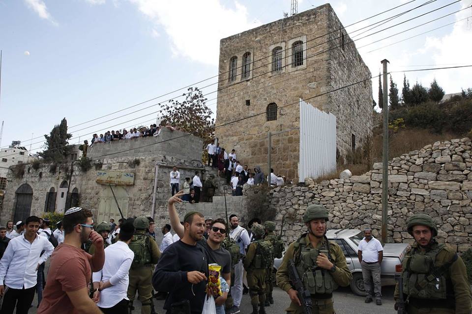 الاحتلال يغلق وسط الخليل ومستوطنون يقتحمون منزلًا قديمًا