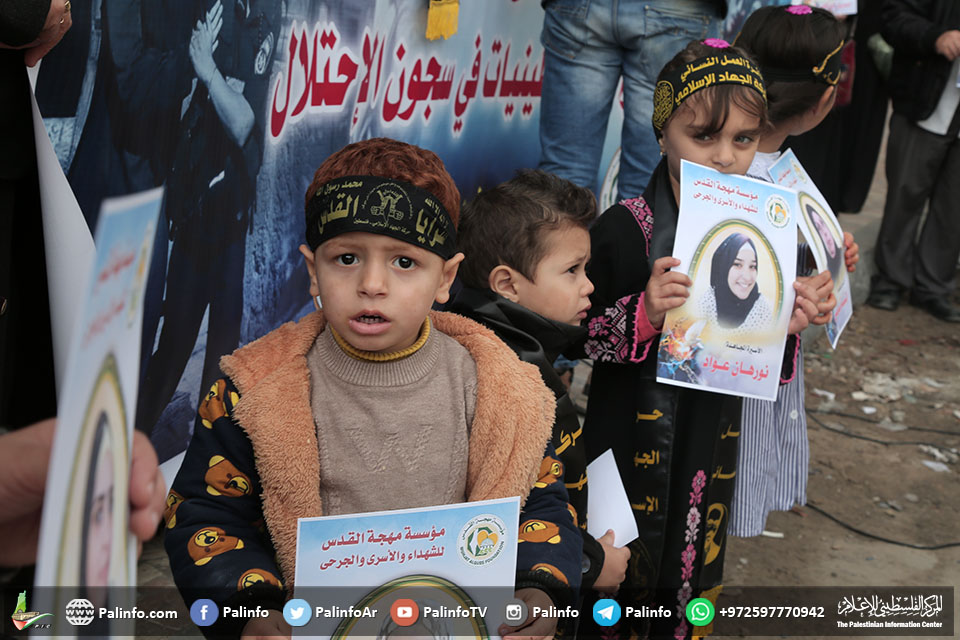 وقفة نسائية للتضامن مع الأسرى المرضى في سجون الاحتلال
