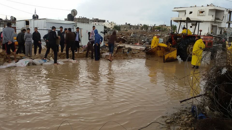 بلدية خانيونس: الاحتلال أغرق شارع صلاح الدين بمياه السدود