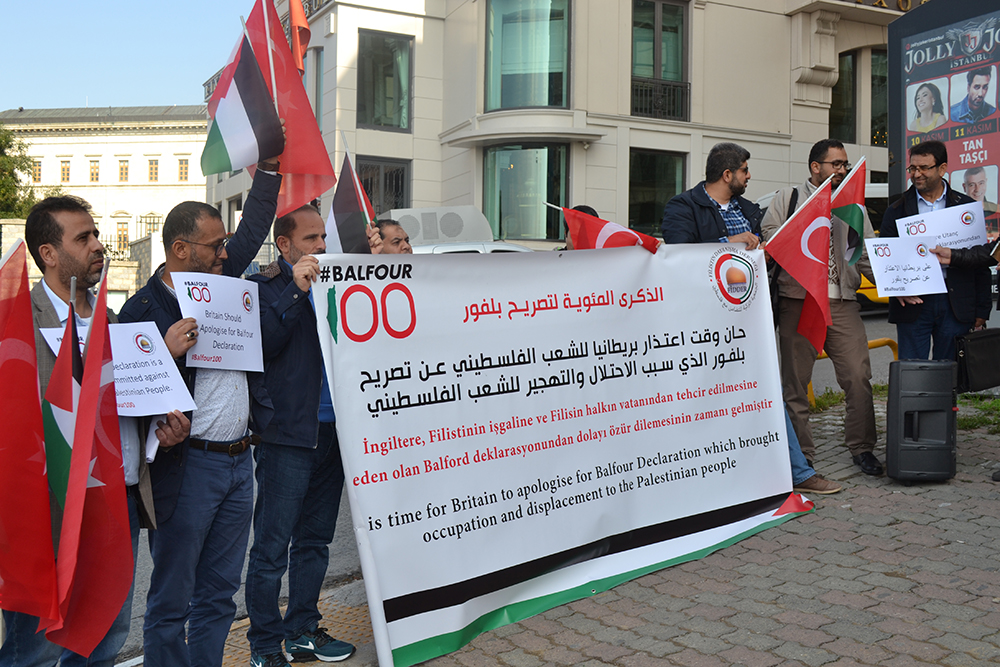 وقفة احتجاجية أمام القنصلية البريطانية بإسطنبول ضد وعد بلفور