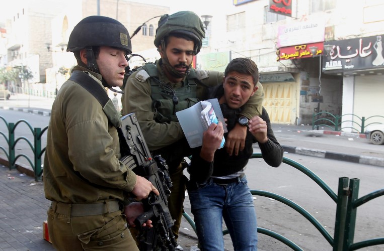 تقرير: إسرائيل تنكّل بالأسرى الفلسطينيين خلال الاعتقال والتحقيق