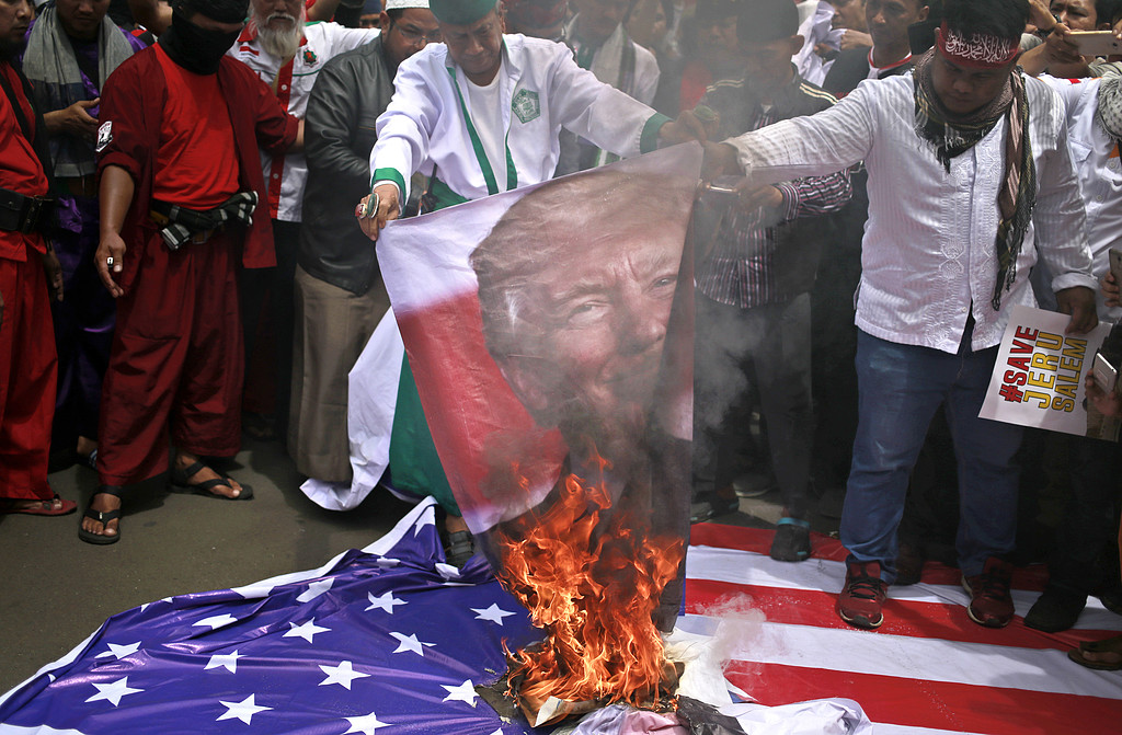 مظاهرات بمحيط سفارة واشنطن في جاكرتا ضد قرار ترمب