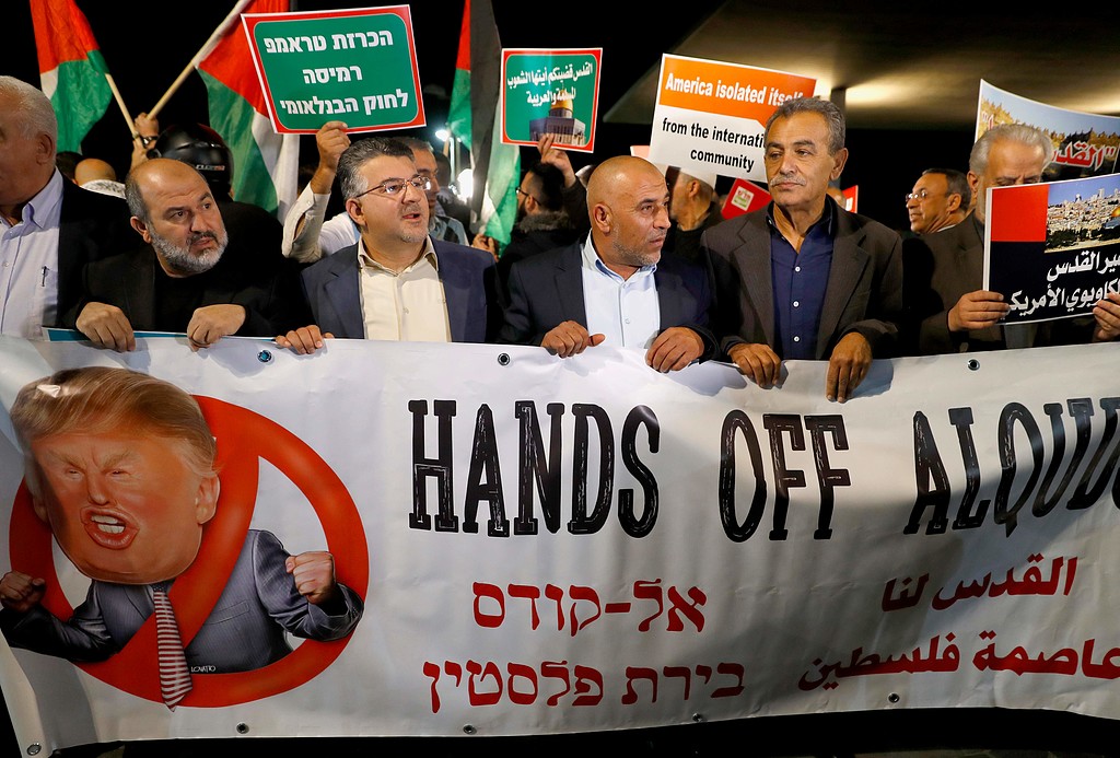 مئات الفلسطينيين يتظاهرون قبالة سفارة أميركا في تل أبيب
