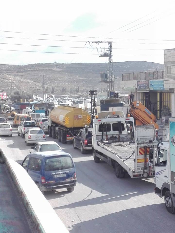 الاحتلال يعتقل طفلًا ويغلق سدة الفحص بالخليل