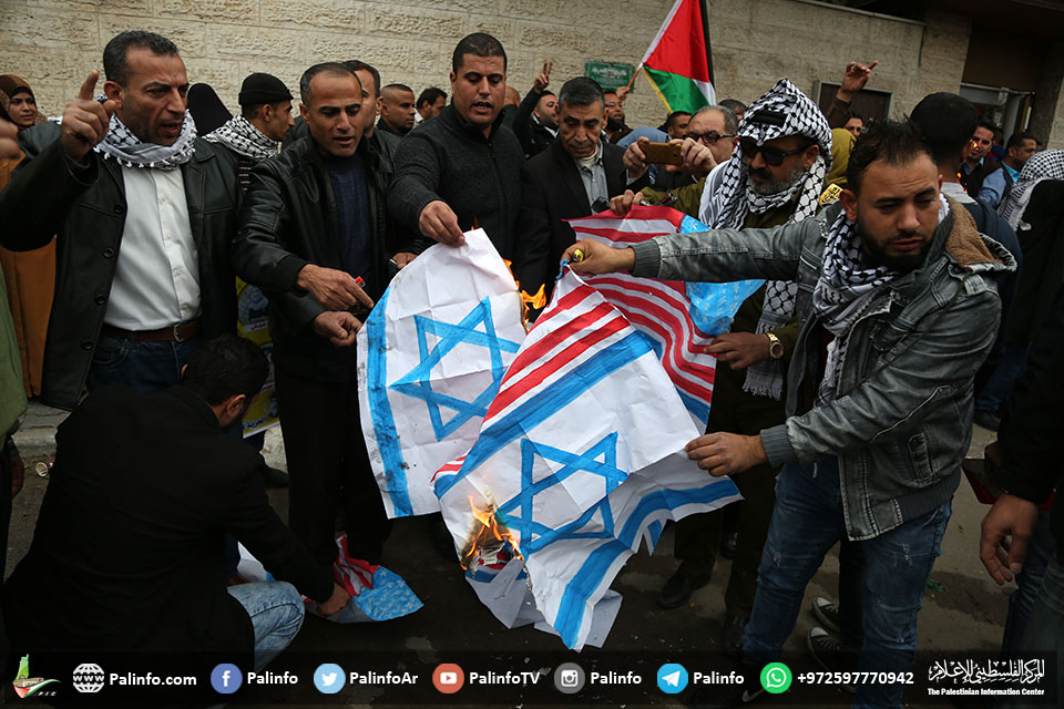 مسيرة نسائية بغزة ضد إعلان ترمب