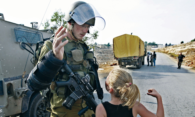 20 دورية إسرائيلية تعتقل الطفلة الشقراء.. تعرف لقصة عهد