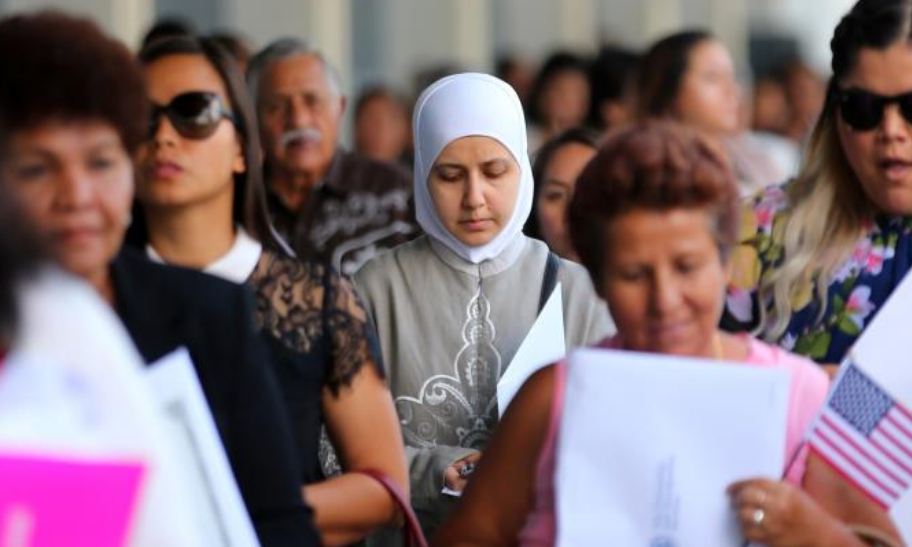 الجيش الأميركي يبدأ احتجاز المهاجرين في قواعده