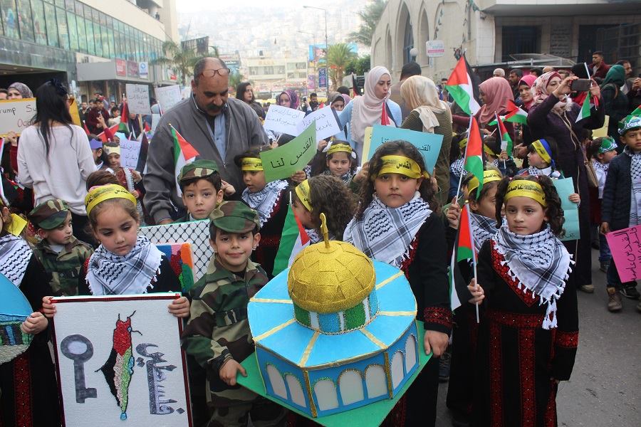 أطفال نابلس يتظاهرون نصرة لعاصمة فلسطين