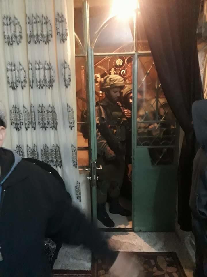 اعتقال 15 مواطنا بالضفة وإجراءات مشددة حول نابلس