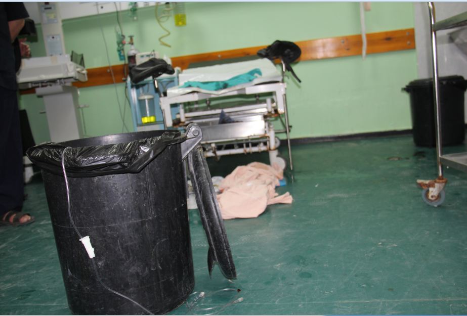 أطباء غزة يعلقون العمل بمجمع الشفاء لتراكم النفايات