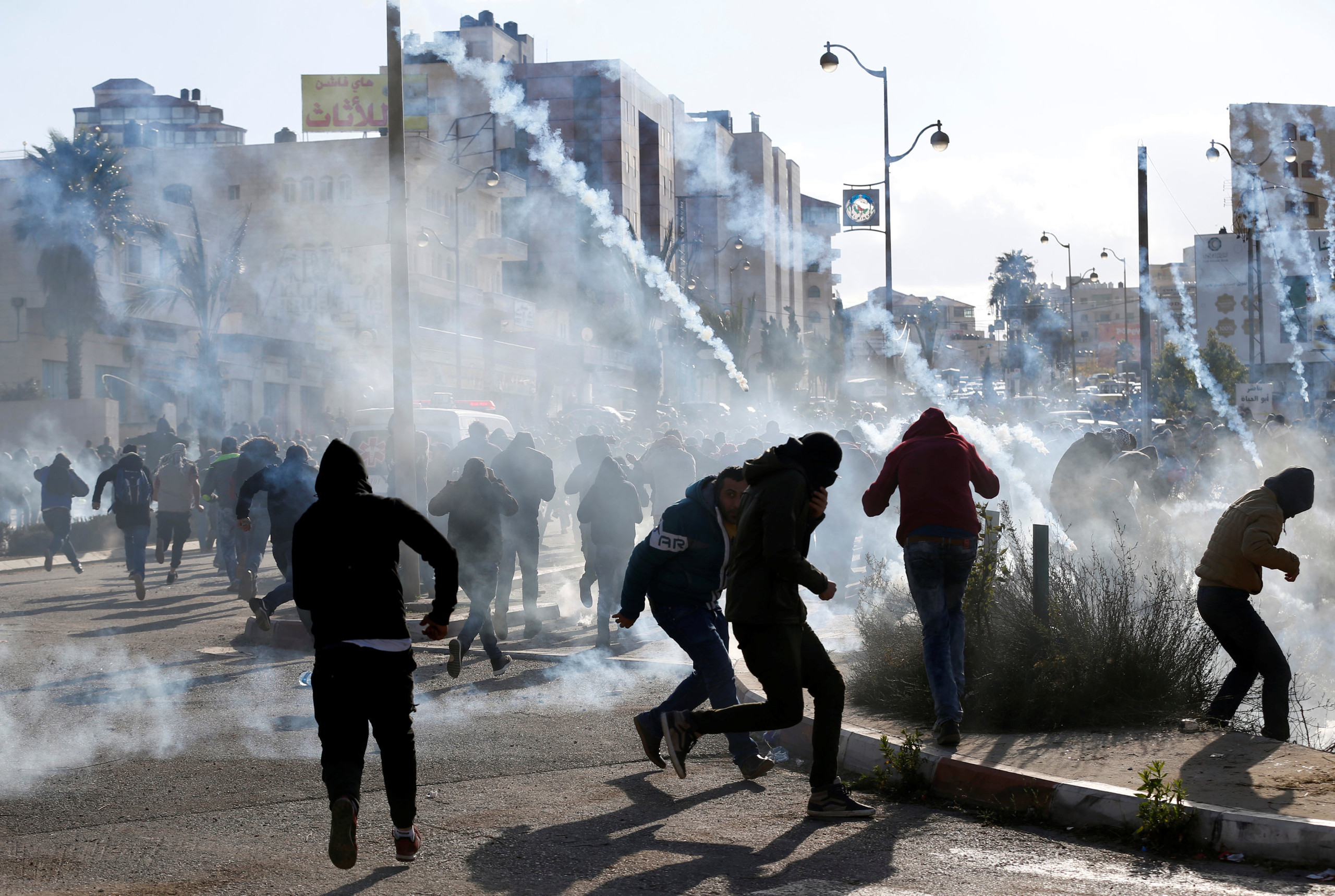 إصابة 14 مواطنًا اختناقًا بقنابل الاحتلال السامة شرقي القدس