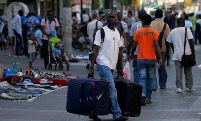 حكومة الاحتلال تطرد عشرات آلاف اللاجئين الأفارقة