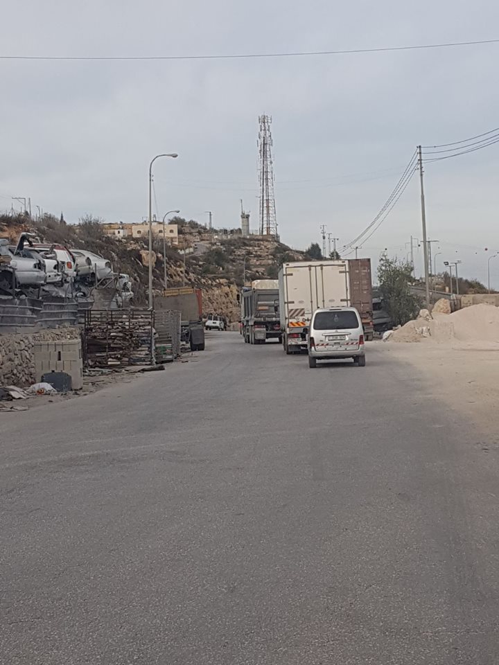 جيش الاحتلال ينصب حاجزًا على مدخل بيرزيت