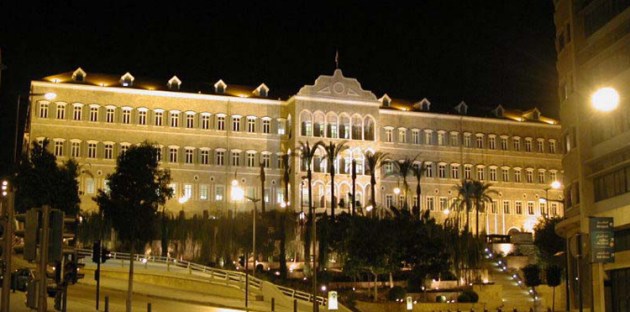 إضاءة الواجهة الرئيسة للسراي الحكومي في بيروت بصور الأقصى والقيامة