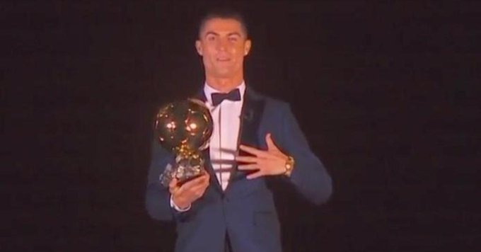 رونالدو يفوز بجائزة الكرة الذهبية للمرة الخامسة في تاريخه