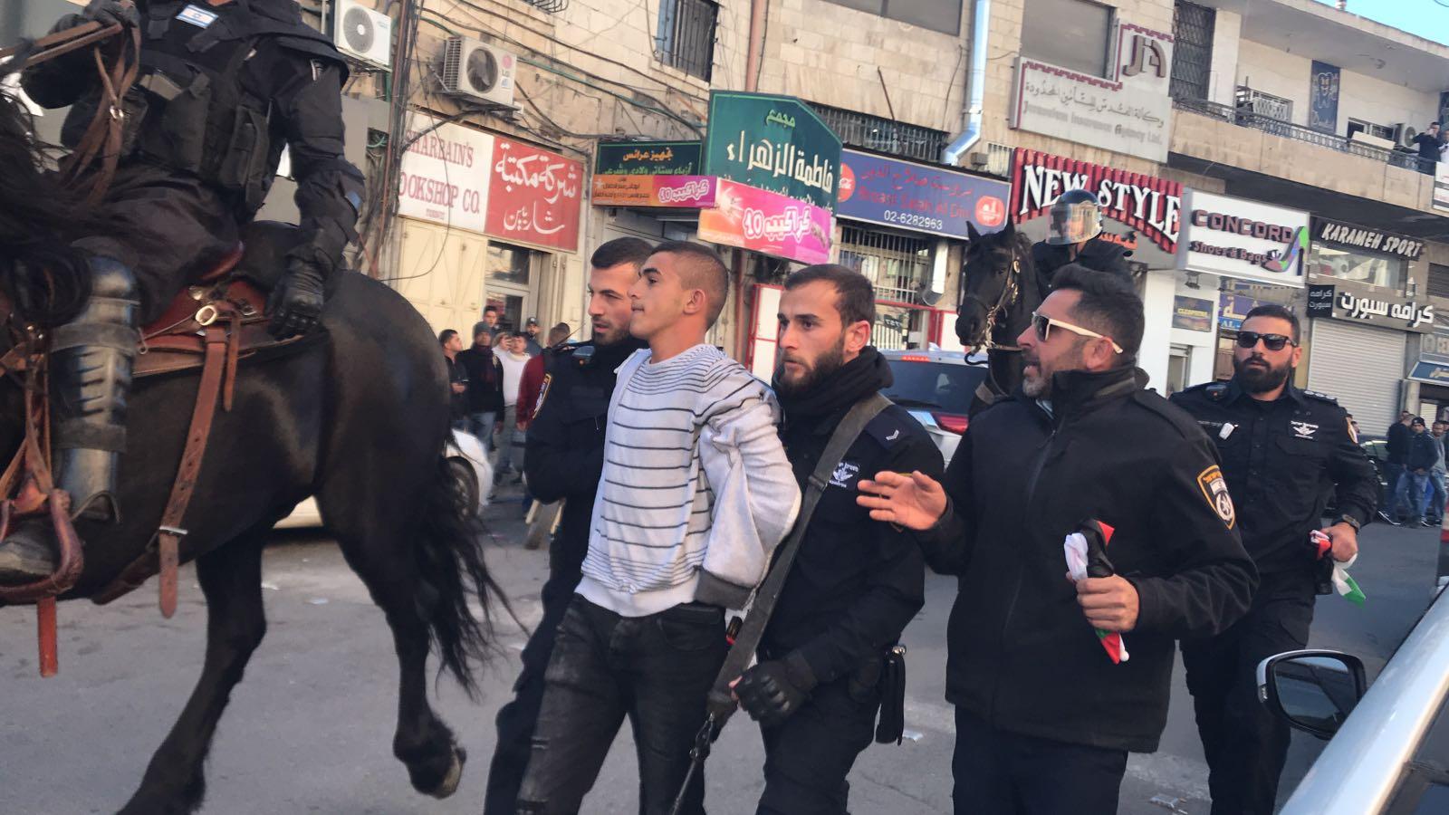 12 إصابة واعتقالات بعد قمع الاحتلال مسيرة بالقدس المحتلة