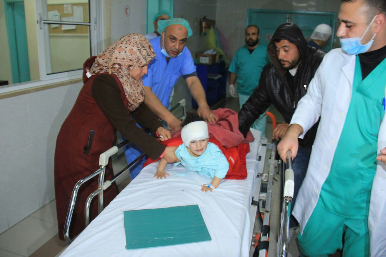وفد طبي قطري يجري عمليات زراعة قوقعة لأطفال بغزة
