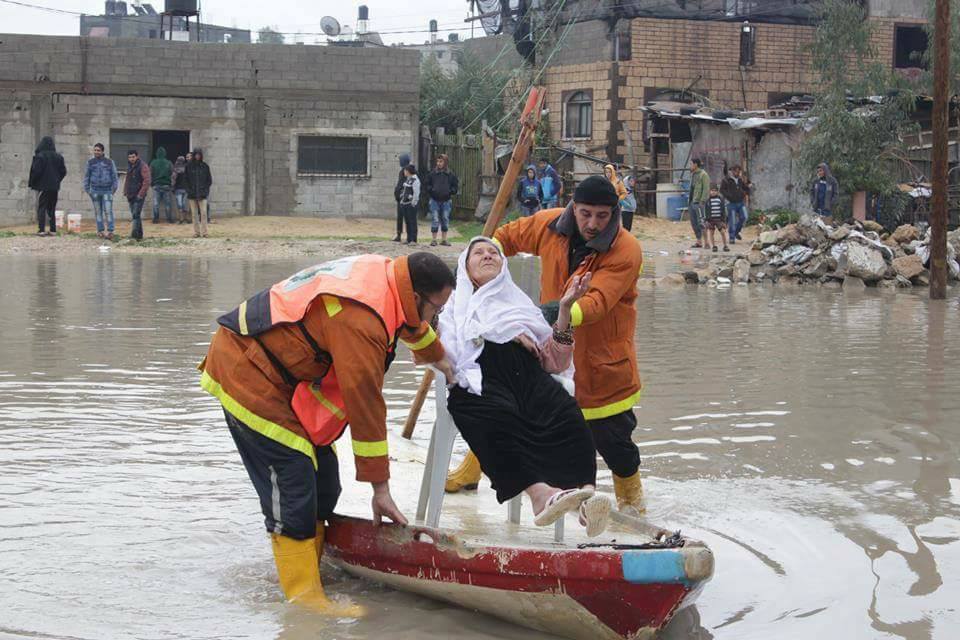 مياه الأمطار تغرق منازل وشوارع بغزة