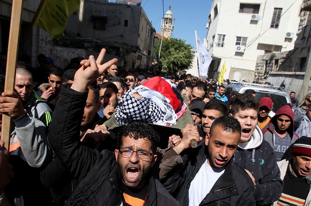 آلاف الفلسطينيين في طولكرم يشيعون جثمان الشهيد محمد الجلاد