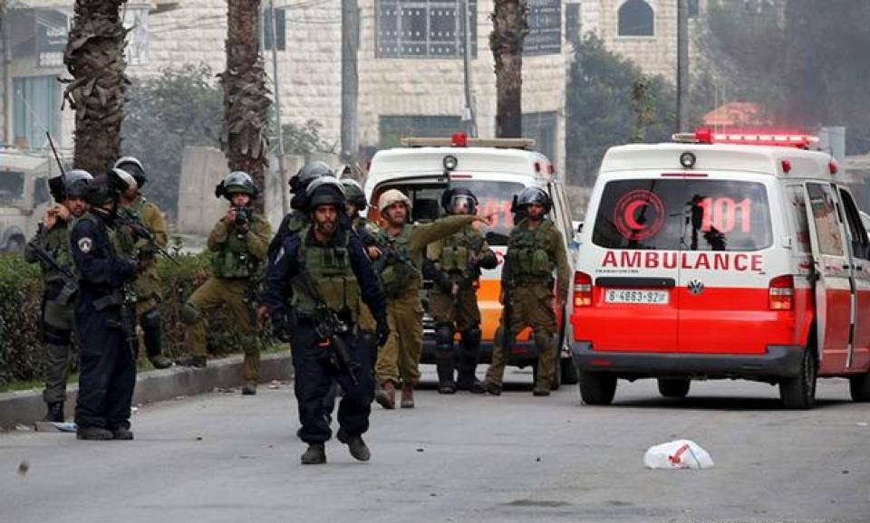 الاحتلال يعتقل مصابا بالرصاص الحي من داخل سيارة إسعاف بالخليل