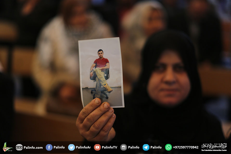 اعتصام تضامني مع الاسرى الفلسطينيين بسجون الاحتلال