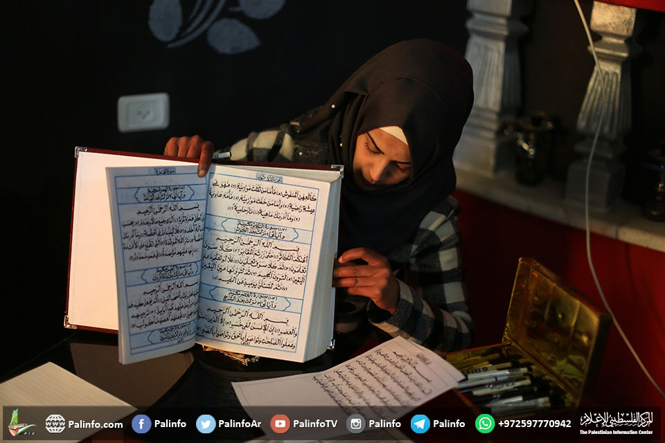 فلسطينية تكتب القرآن الكريم بخط يدها