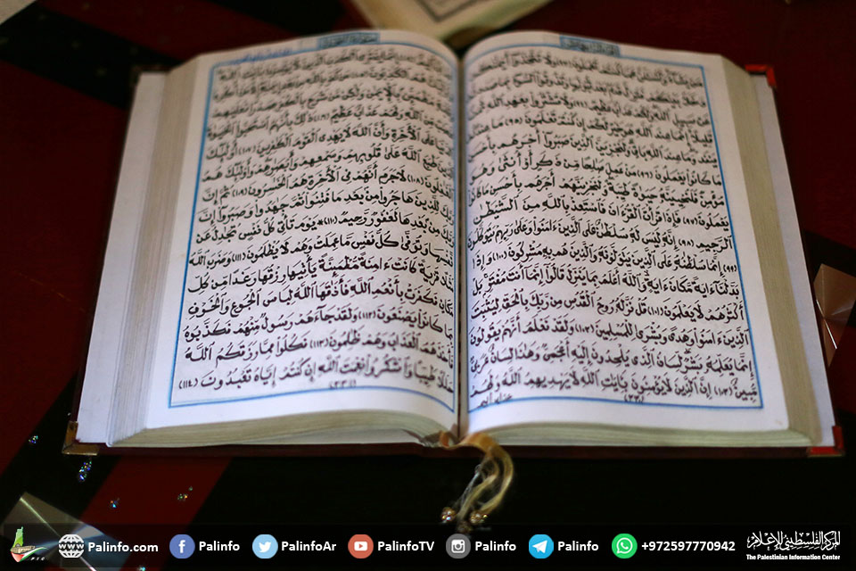 سيدة من خانيونس تخط المصحف الشريف بيدها بالخط العثماني