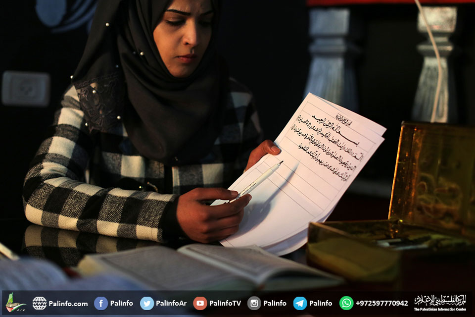 شابة فلسطينية تكتب المصحف الشريف بخط يدها