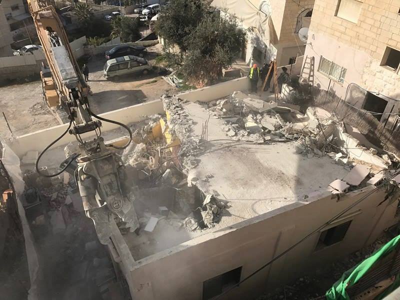 الاحتلال يهدم منشأة سكنية فلسطينية شمال القدس