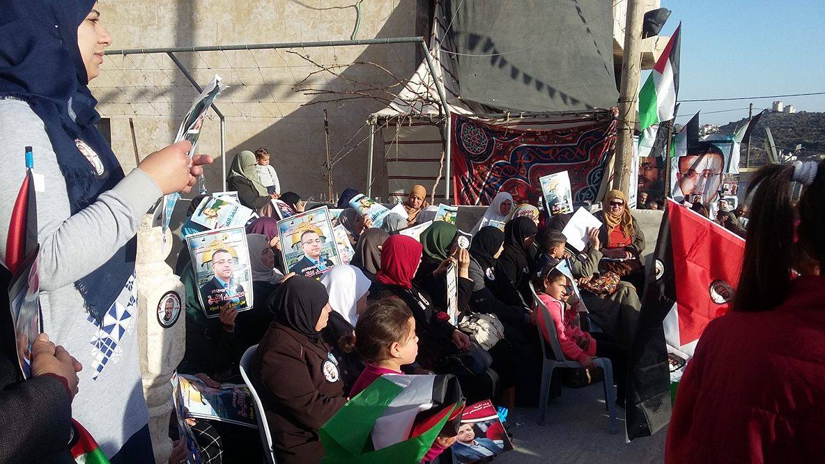 عائلة القيق تفتتح خيمة للتضامن مع محمد في دورا