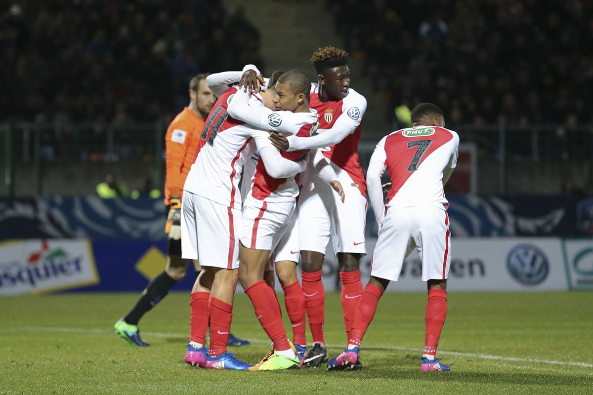 موناكو يهزم نيس وينفرد بصدارة الدوري الفرنسي
