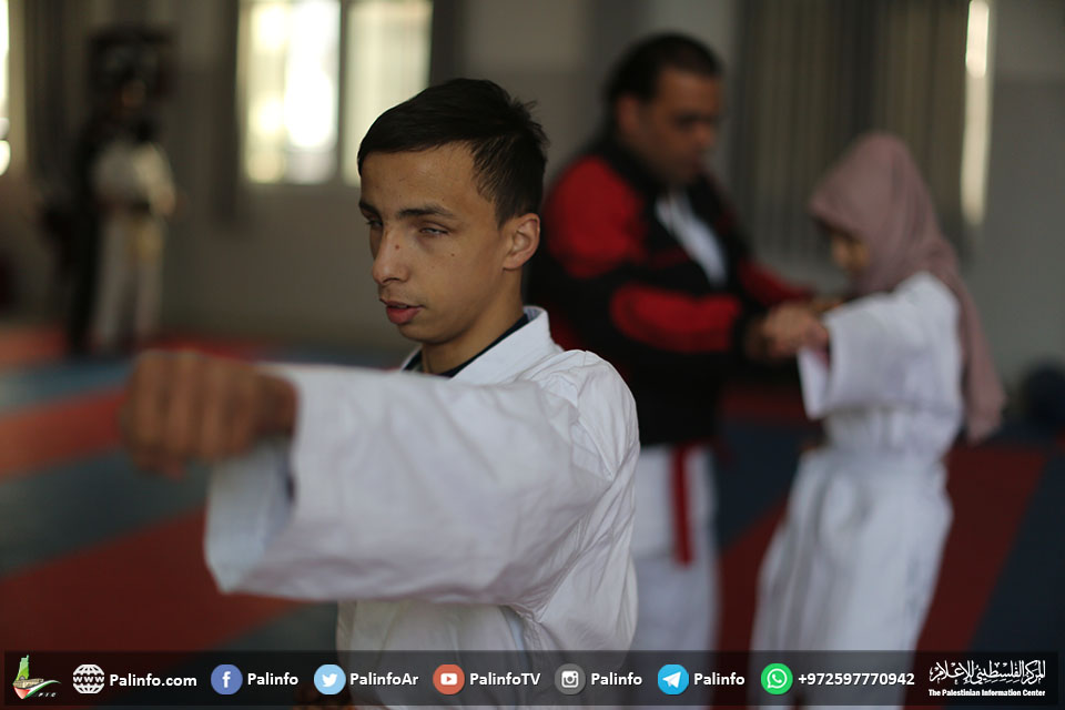 فتاة كفيفة تمارس رياضة الكراتيه مع زملائها المكفوفين في مدينة غزة