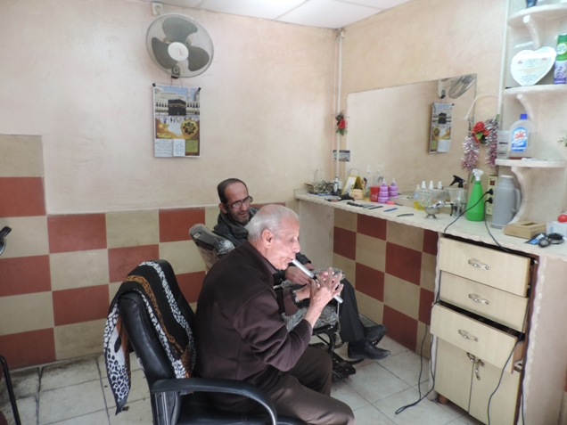 الثمانيني أبو أشرف.. حلاقة على أنغام الناي