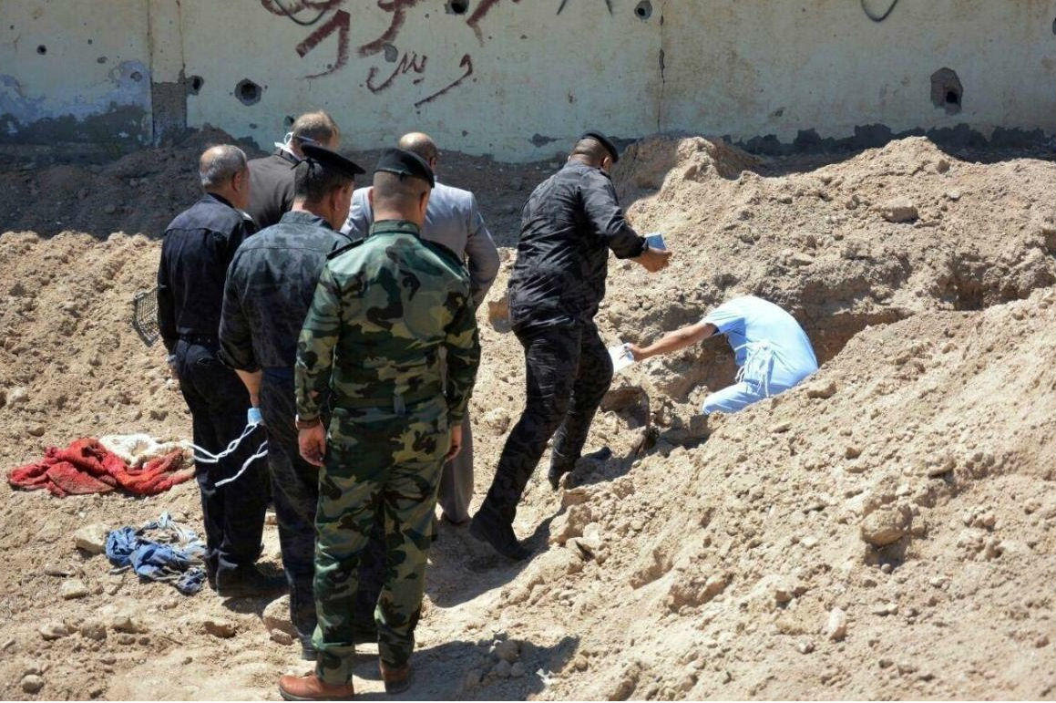 العثور على مقبرة تضم رفات 500 سجين أعدمهم داعش بالموصل