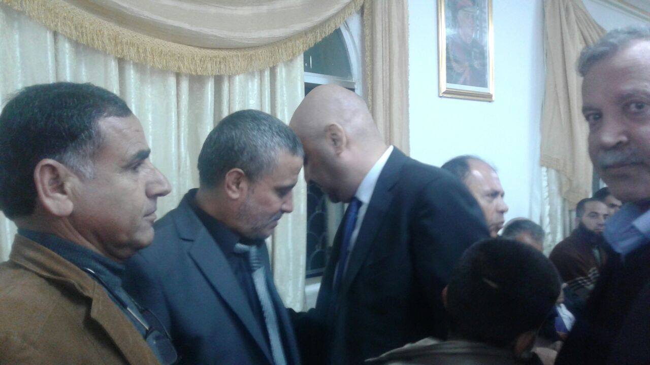 الآلاف يتوافدون على منزل  الجندي الدقامسة لتهنئته