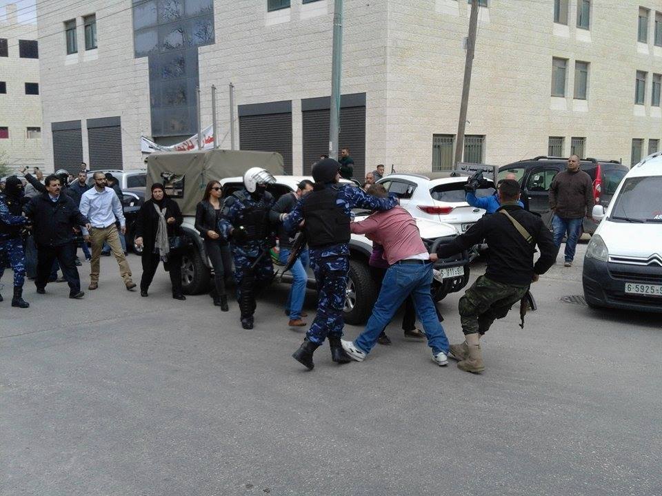 أجهزة السلطة تعتقل 7 مواطنين منهم أسرى محررون بالضفة
