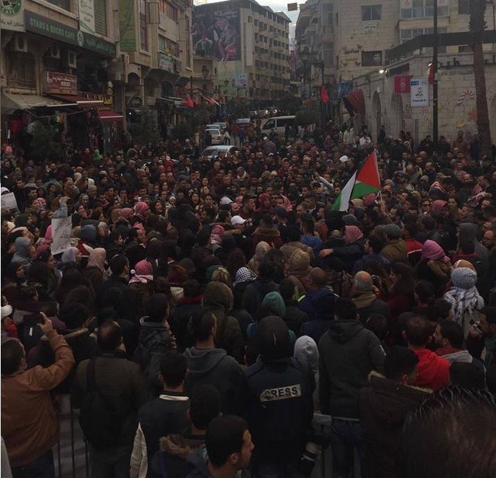 مسيرة بالآلاف وسط رام الله تنادي بمحاكمة عباس