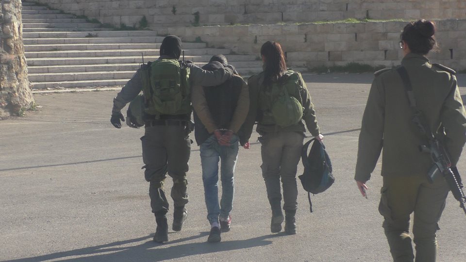 الاحتلال يعتقل طفلين بعد إطلاق النار صوبهما في الخليل