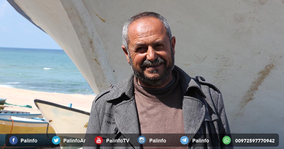 عبد الله.. صانع القوارب بغزة يسبح على الرمال
