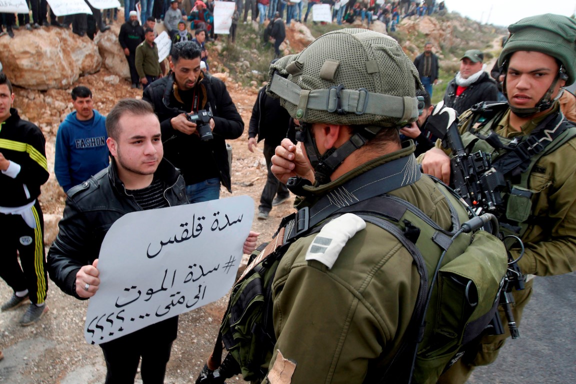 الاحتلال يقمع مسيرة ويحتجز صحفيًّا شرق الخليل