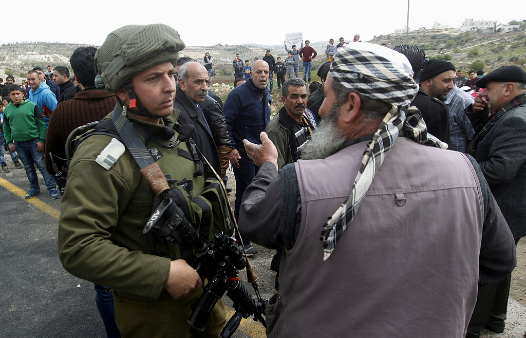 قوات الاحتلال تمنع المواطنين في الخليل من دخول البلدة القديمة
