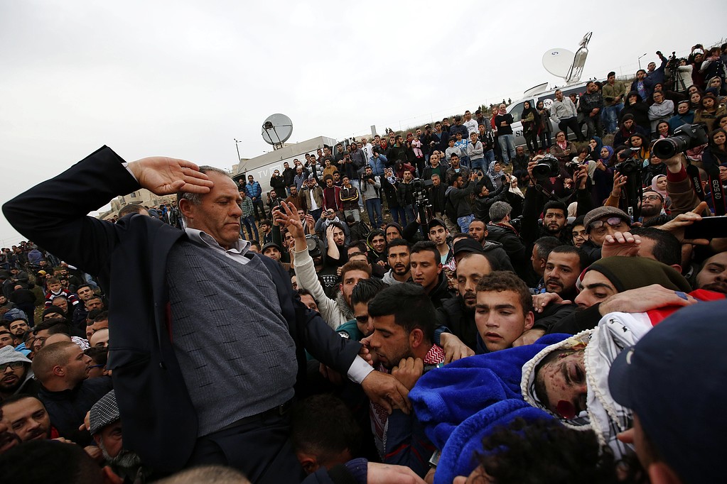 الآلاف يشيعون الشهيد باسل الأعرج ببيت لحم