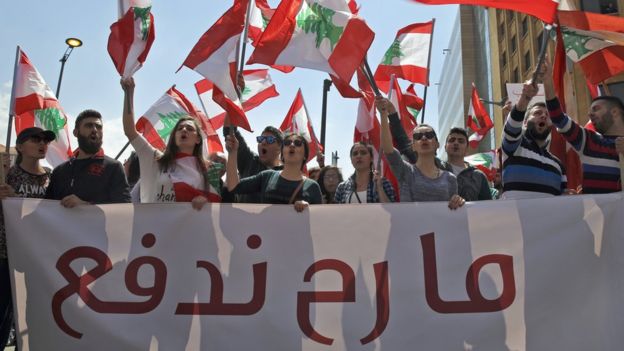 تظاهرات في لبنان احتجاجا على زيادة الضرائب والفساد