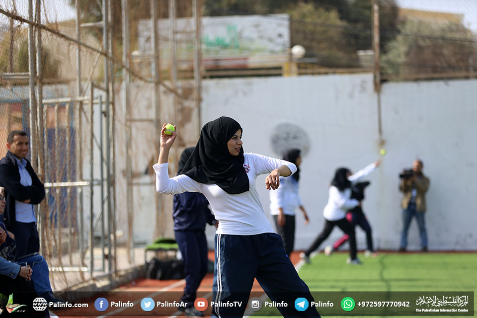 لأول مرة.. فتيات بغزة يتدربن على لعبة السوفت بول