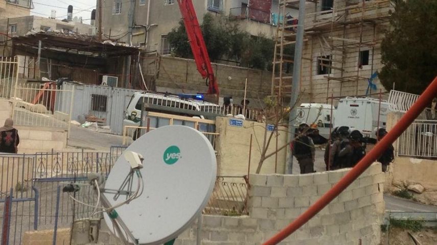 الاحتلال يغلق منزل الشهيد القنبر بالباطون المسلح